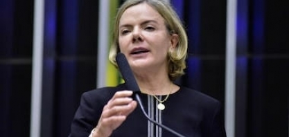 PT assina acordo com Cuba; Gleisi diz buscar meios para ajudar o país