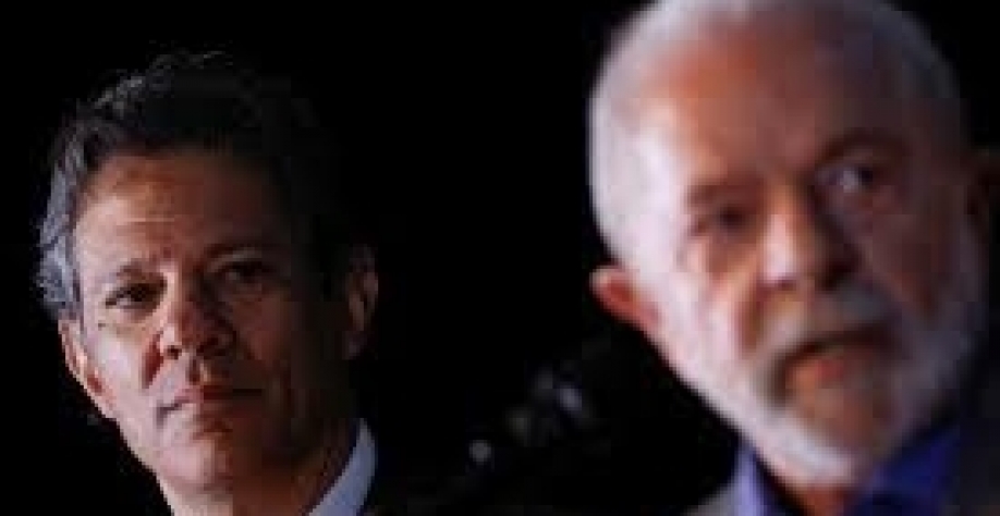 Lula se confunde e chama Haddad de ministro da Defesa