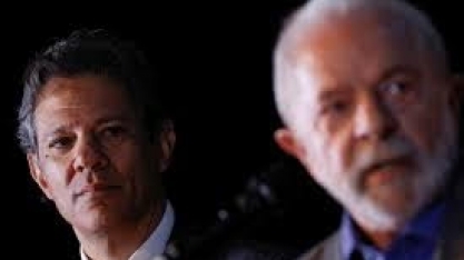 Lula se confunde e chama Haddad de ministro da Defesa