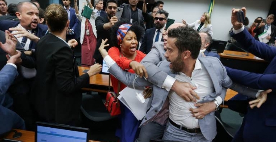 Conselho de Ética ignora falhas, aprova parecer de Boulos e livra Janones