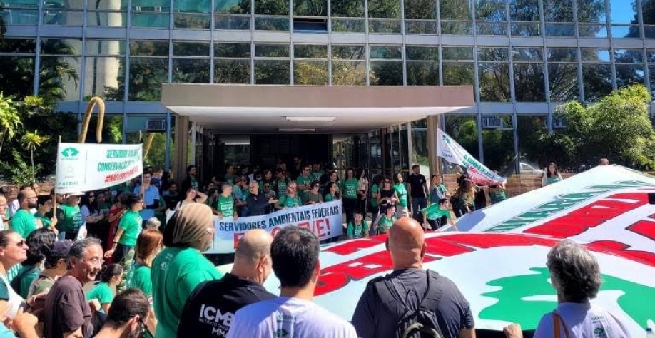 Servidores ambientais ampliam greve e fazem ato em frente a ministério