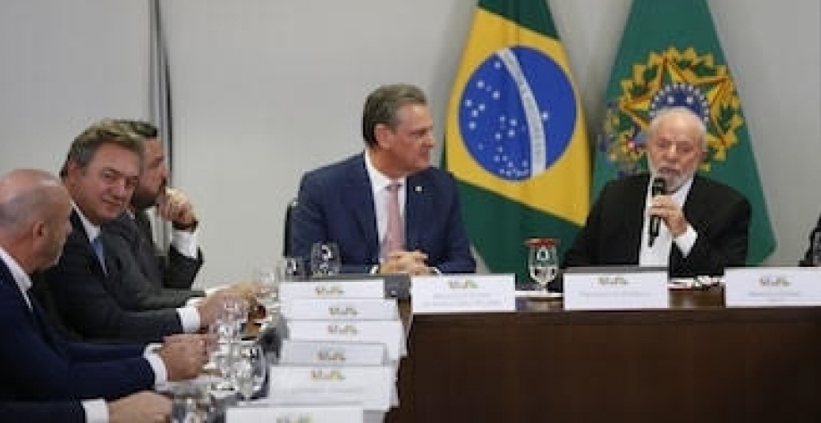 Lula diz que não presta contas a ricaços, mas ajuda aos irmãos Batista