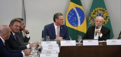 Lula diz que não presta contas a ricaços, mas ajuda aos irmãos Batista