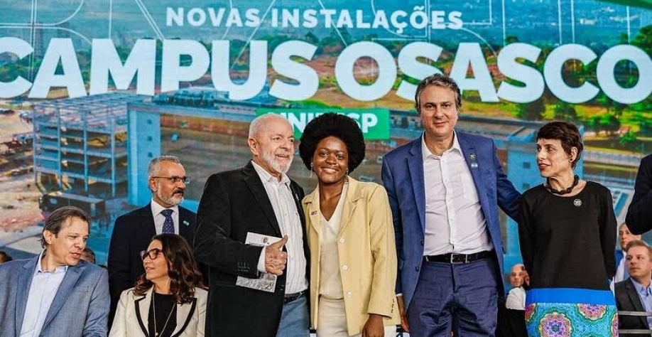 Lula inaugura universidade inacabada em São Paulo e é cobrado por aluna