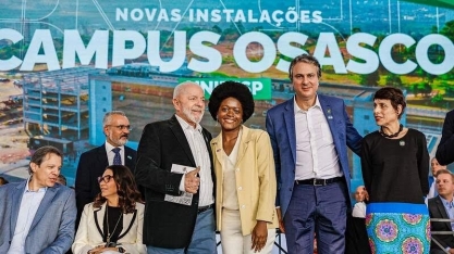 Lula inaugura universidade inacabada em São Paulo e é cobrado por aluna