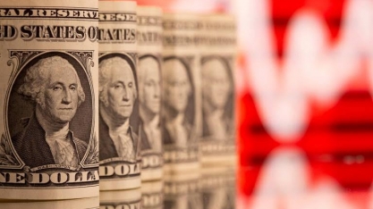 Dólar tem maior alta do ano e Bolsa interrompe sequência de recordes