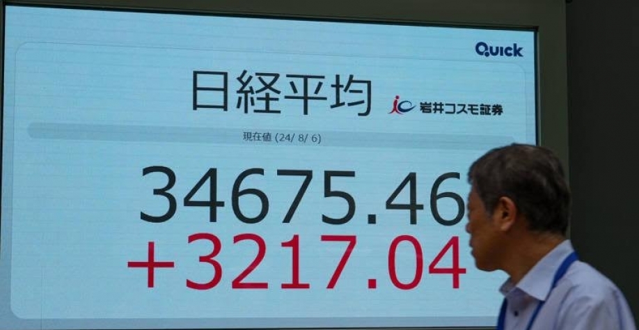 Dólar fecha abaixo de R$ 5,70 e Bolsa sobe em dia de recuperação global