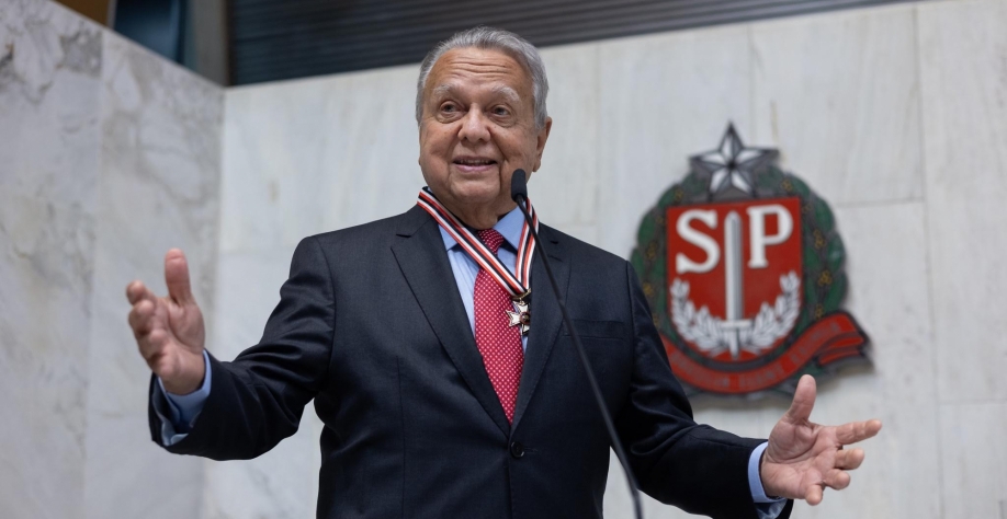 Ex-ministro Roberto Rodrigues é homenageado com Colar de Honra ao Mérito