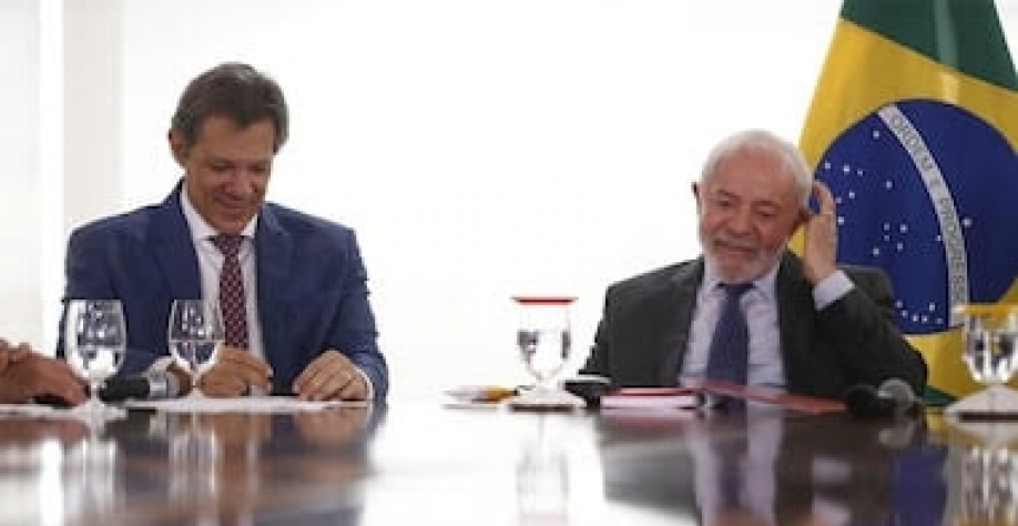 Governo Lula morde o próprio rabo com pacote desmilinguido