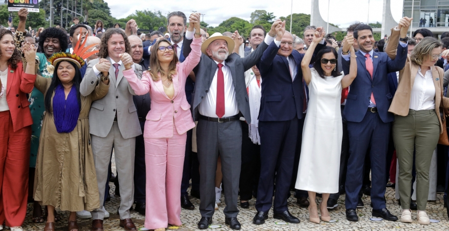 Ato para 8/1 foi organizado por amadores e gafe de Lula destoou”