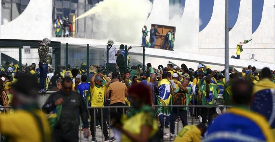 Lula faz ato do 8/1 sob mal-estar com militares e ausência de lideranças