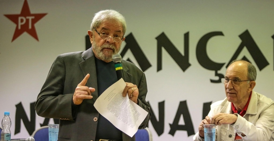 Lula sofre golpe, sem armas, para não cumprir seu programa, diz Rui Falcão