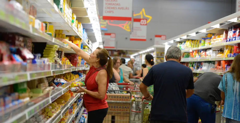 Preço dos alimentos ofusca aumento da renda e trava poder de compra