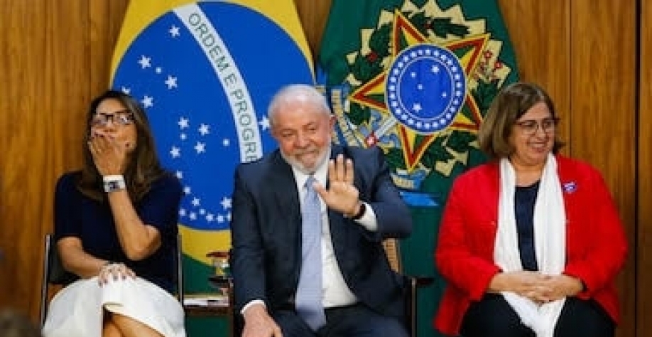 Ministra diz que interrompe agenda para atender Janja e enrola ministros