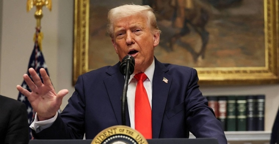 Trump dobra tarifas contra a China e taxa de 25% para Canadá e México