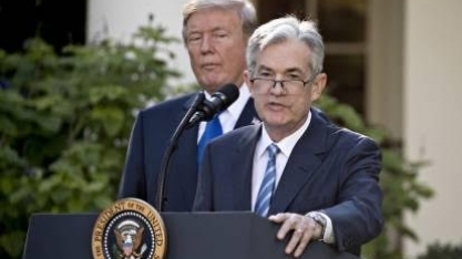 Dólar fecha em forte queda com ataques de Trump ao presidente do Fed