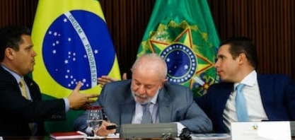 Pressão:Alcolumbre pediu a Motta que votasse IOF para Lula demitir Silveira