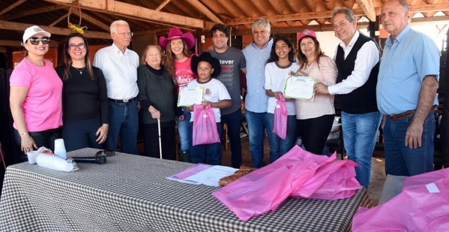 Alunos visitam nascentes de água e aprendem sobre preservação ambiental 