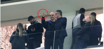 Moraes dá munição a bolsonarismo com gesto obsceno em jogo do Corinthians