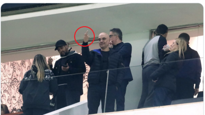 Moraes dá munição a bolsonarismo com gesto obsceno em jogo do Corinthians