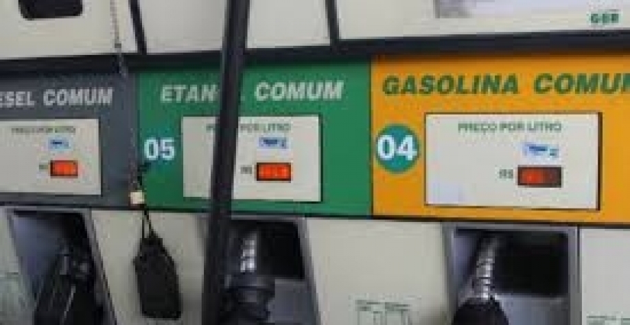 Postos turbinam margens de lucro, e motoristas gastam bilhões a mais