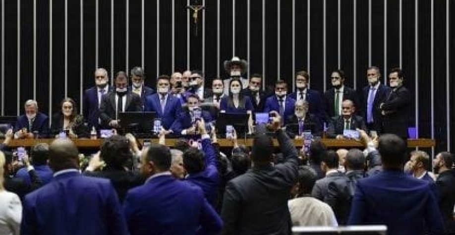 Na volta Congresso tem motim no plenário e bate-boca com governistas