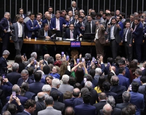 Motta recupera controle da Câmara após motim de 30 horas