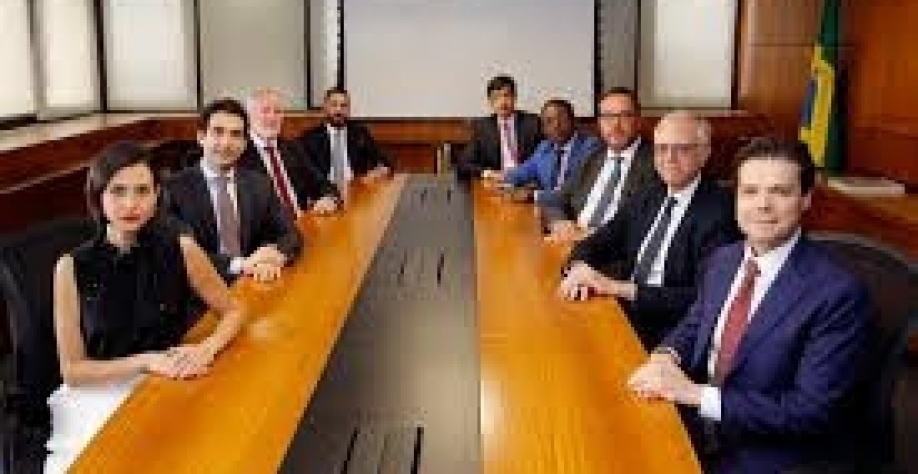 BC do Brasil reafirma sufoco do arrocho, BC dos EUA dá uma mãozinha