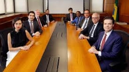 BC do Brasil reafirma sufoco do arrocho, BC dos EUA dá uma mãozinha