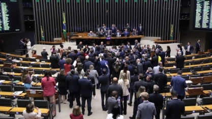 Câmara impõe derrota ao governo e avança com anistia