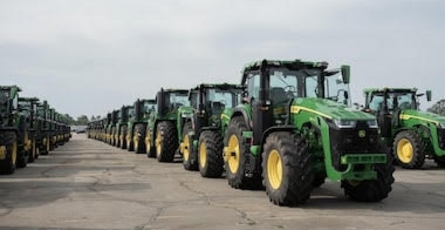 John Deere é prejudicado por tarifas e agricultores em dificuldades