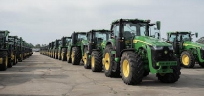 John Deere é prejudicado por tarifas e agricultores em dificuldades