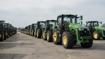John Deere é prejudicado por tarifas e agricultores em dificuldades