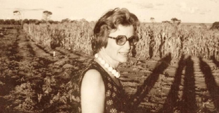 A cientista que fez florescer a agricultura sustentável no Brasil