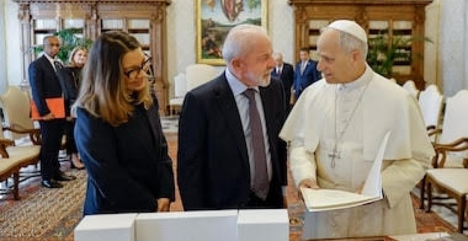 Campanha escancarada: Lula subiu no palanque e não desce mais