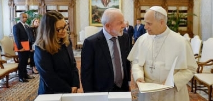 Campanha escancarada: Lula subiu no palanque e não desce mais