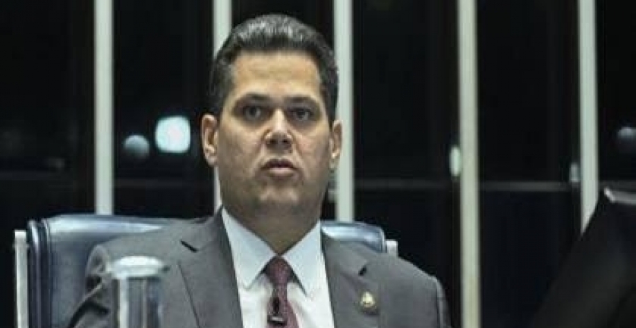 Alcolumbre reage a críticas e nega ter pautado “bomba fiscal”