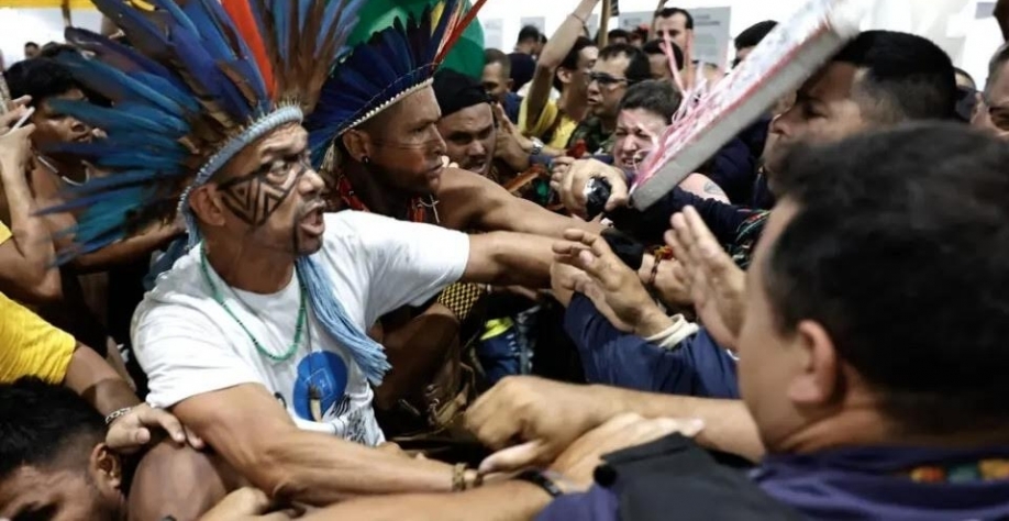 Manifestantes invadem COP30 e entram em confronto com seguranças