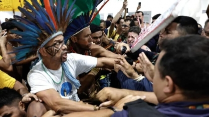 Manifestantes invadem COP30 e entram em confronto com seguranças