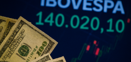 Dólar cai e fecha a R$ 5,37 de olho em dados dos EUA; Ibovespa avança