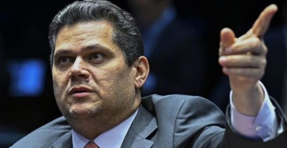 Em pleno domingo, Alcolumbre emite nota para atacar Lula ainda mais