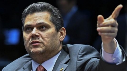 Em pleno domingo, Alcolumbre emite nota para atacar Lula ainda mais