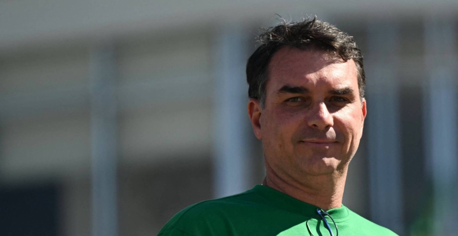 Jair Bolsonaro escolhe o filho Flávio para disputar a Presidência