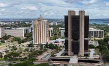 Na contramão de emergentes,Brasil é único país que não cortou juro em 2025