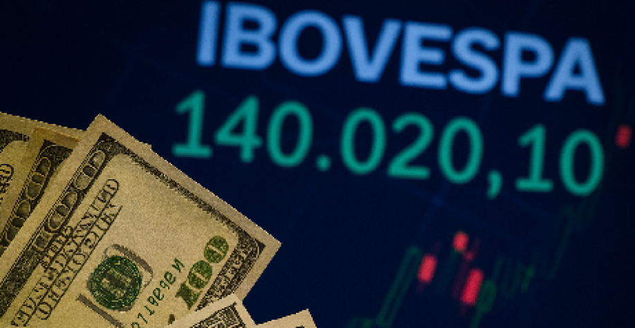 Dólar sobe e fecha a R$ 5,46 com IPCA e cenário político; Ibovespa avança