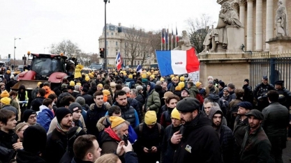 Agricultores franceses bloqueiam portos e rodovias contra acordo