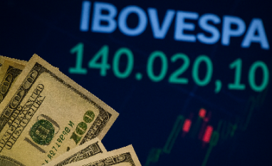 Ibovespa bate recorde e fecha acima de 166 mil pontos; dólar sobe