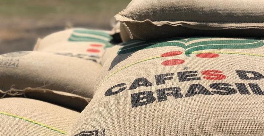 Exportação de café caiu 21% em 2025, mas receita bateu recorde