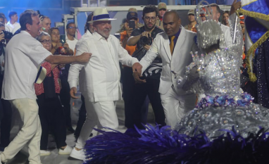 Desfile sobre Lula cita Temer e tem Bolsonaro como Bozo; oposição reage