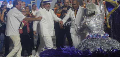 Desfile sobre Lula cita Temer e tem Bolsonaro como Bozo; oposição reage